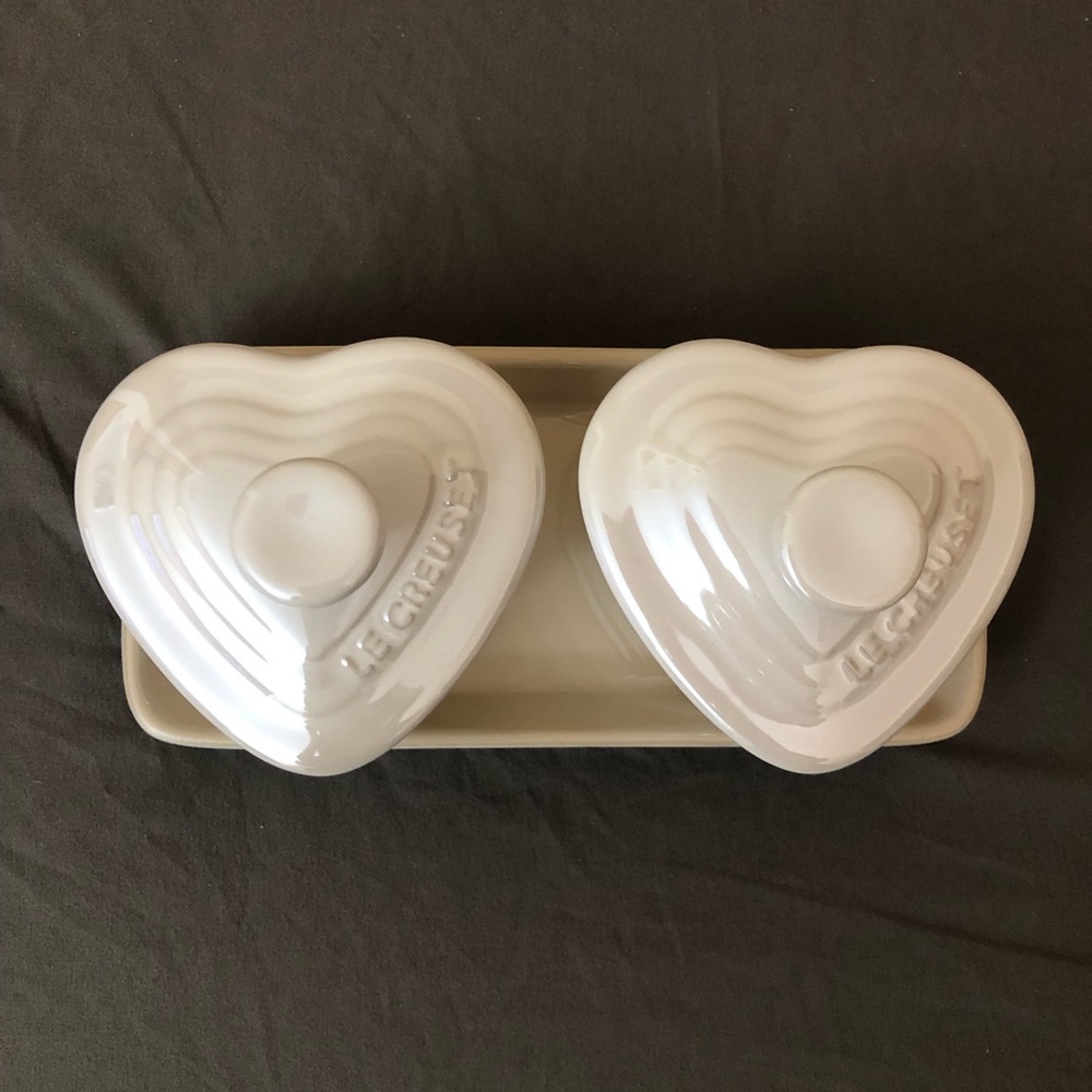 NEW Le Creuset Petite Ramekin Set of 2 Heart shaped Pearlized White with Tray - Picture 2 of 13